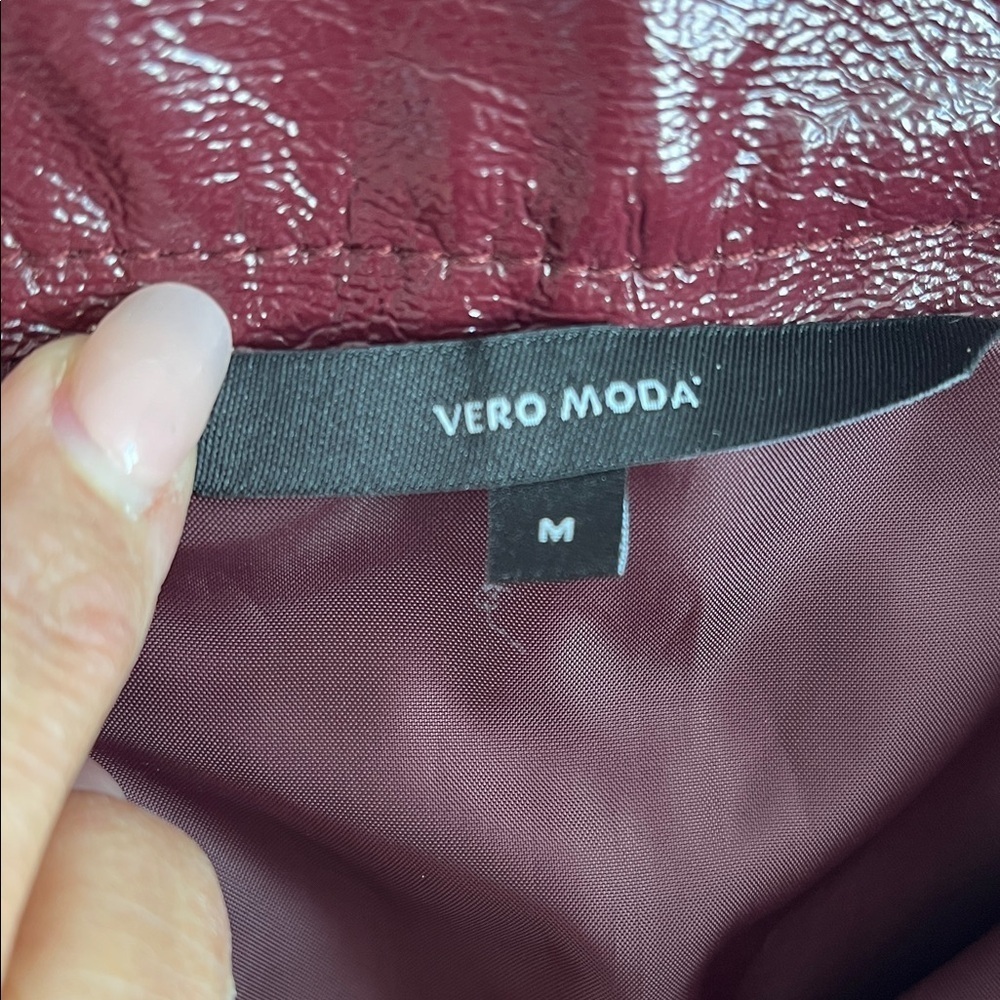 NWOT VERO MODA Faux Leather Oxblood Burgundy Mini Skirt Zippers Lined, Size M - Picture 2 of 9